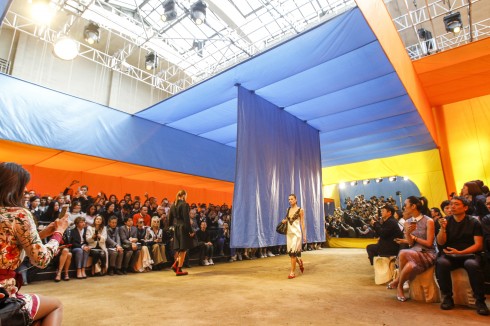 Sàn diễn thời trang xuân-hè 2016 của Céline là một căn lều lớn mang các tông màu sặc sỡ dưới sự sắp xếp của FOS, nghệ sĩ người Đan Mạch.