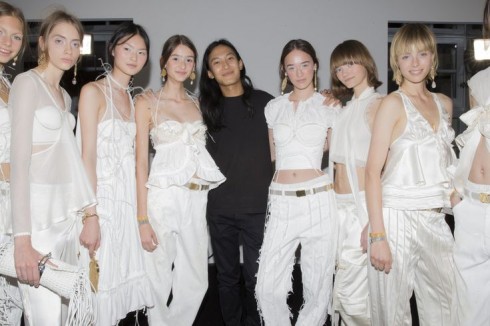 Nhà thiết kế Alexander Wang trong backstage cùng các người mẫu.