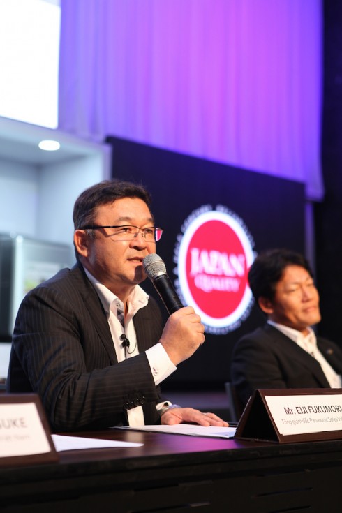 Ông Eiji Fukumori, Tổng giám đốc Công ty Panasonic Việt Nam giới thiệu các mẫu sản phẩm mới tại hội nghị. 