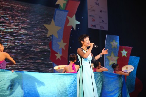 Bài hát Chảy đi sông ơi được CEO Hoàng Phương - Công ty Digivison trình bày tha thiết, tình cảm