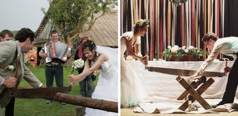 Cô dâu chú rể cùng nhau cưa gỗ trong một đám cưới ở châu Âu