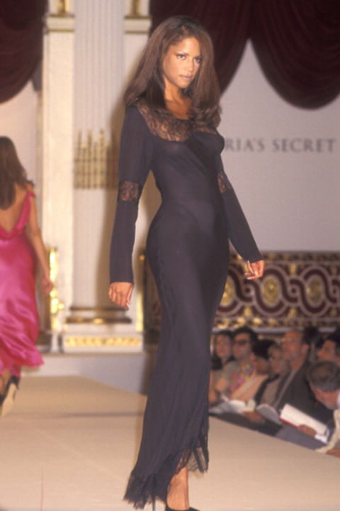 Người mẫu Veronica Webb trong buổi trình diễn đầu tiển của Victoria's Secret