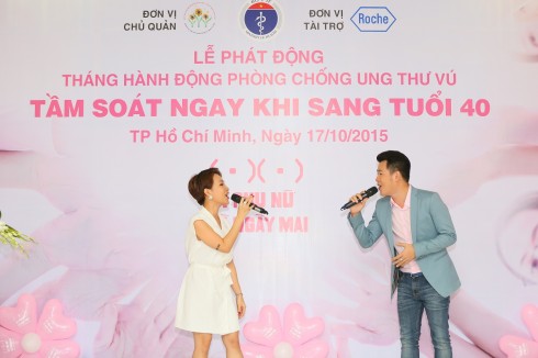 Ca sĩ Uyên Linh - Hồ Trung Dũng biểu diễn trong lễ phát động Tháng hành động phòng chống ung thư - tầm soát ngay khi bạn 40 tuổi