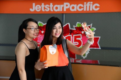 Hành khách hào hứng với phần quà bất ngờ từ Jetstar Pacific
