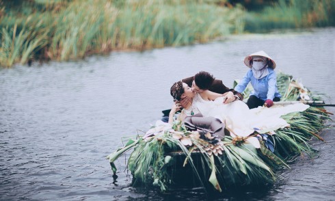 Nét hoang sơ và thơ mộng của Tràng An chính là điểm hấp dẫn các cặp đôi đến chụp ảnh cưới