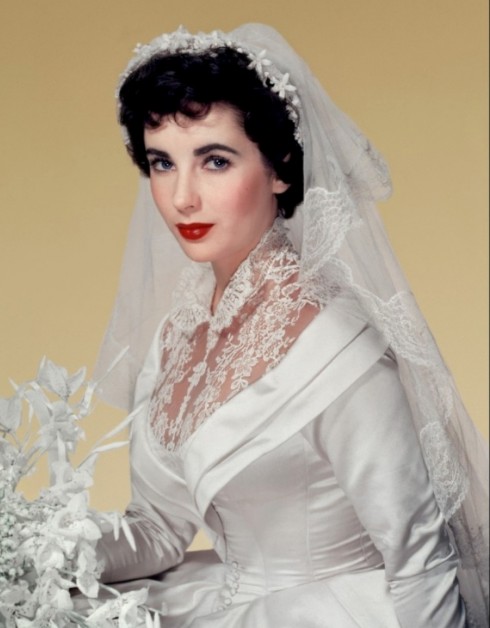 Kết hôn 8 lần với 7 người chồng, Elizabeth Taylor có rất nhiều cơ hội được lựa chọn và tỏa sáng trong chiếc váy cưới.