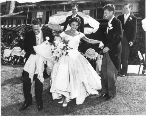 Năm 1953, cô dâu hoàng gia Jackie Kennedy lên xe hoa với tổng thống John. F. Kennedy, chính thức trở thành đệ nhất phu nhân nước Mỹ. Chiếc váy của nàng mang vẻ đẹp cổ điển với phần diềm xếp nếp uyển chuyển bên dưới và tấm voan ren dài.