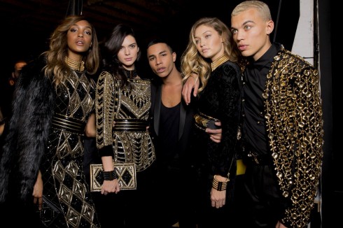 Olivier Rousteing và các người mẫu nổi tiếng trong backstage.