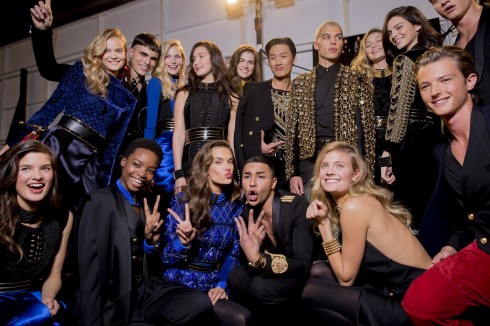 Olivier Rousteing và các người mẫu nổi tiếng trong backstage.