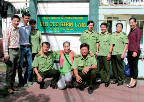 Chuyến thăm và làm việc với Chi cục Kiểm lâm Cà Mau đưa đến cho chị Nga nhiều ý tưởng cho những thước phim ứng phó với biển đổi khí hậu.