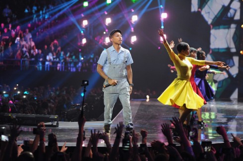 ca sĩ justin bieber dành chiến thắng tại MTV EMAs 2015 - pharrell williams - elle vietnam