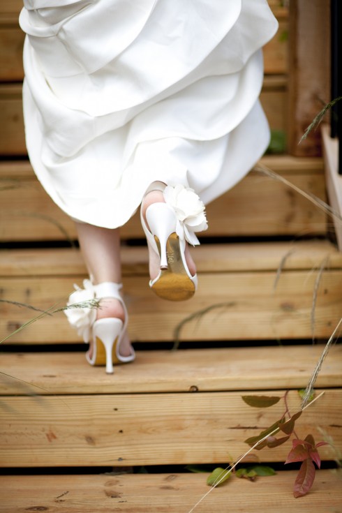 Với xu hướng tối giản như hiện nay, những đôi giày cưới thiết kế đơn màu, với các chi tiết giản dị sẽ giúp bạn trở thành cô dâu hợp mốt 