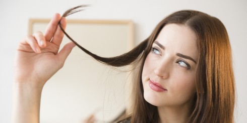 Với tóc giả, bạn nên lựa chọn sản phẩm làm từ tóc thật sẽ tự nhiên hơn sợi nhân tạo, ngoài ra bạn có thể dễ dàng tạo kiểu và chăm sóc chất tóc tốt hơn