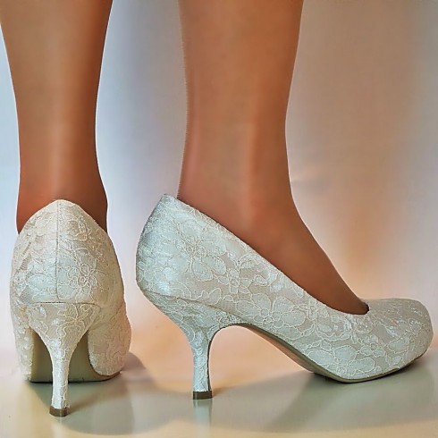 Những đôi giày gót thấp cũng là lựa chọn lý tưởng cho cô dâu đẫy đà