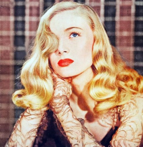 Mái tóc vàng óng như mật của nữ minh tinh Veronica Lake là biểu tượng của mọi phụ nữ trong thập niên 40.