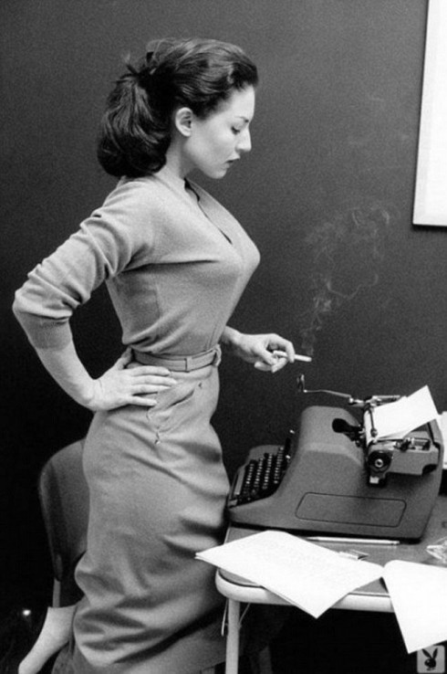 Hình ảnh người phụ nữ công sở của thập niên 40.
