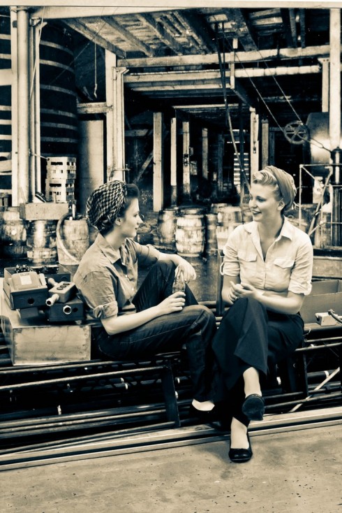 Hai nữ công nhân với mái tóc được buộc trong khăn.