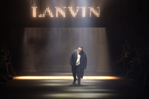 NTK Alber Elbaz cúi chào trong show diễn Xuân Hè 2016 của Lanvin