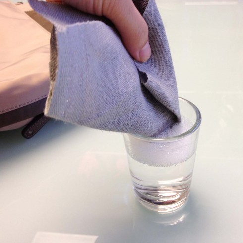 Nếu túi bị bẩn, bạn cần lau chùi bằng loại xà phòng chuyên dụng cho chất liệu da.