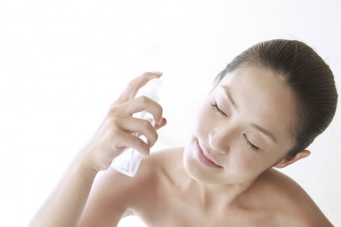 Da khô chính là nguyên nhân khiến da bạn nhanh lão hóa hơn. Xịt khoáng sẽ giúp bổ sung độ ẩm cần thiết cho da giúp kéo dài nét tươi trẻ hơn.