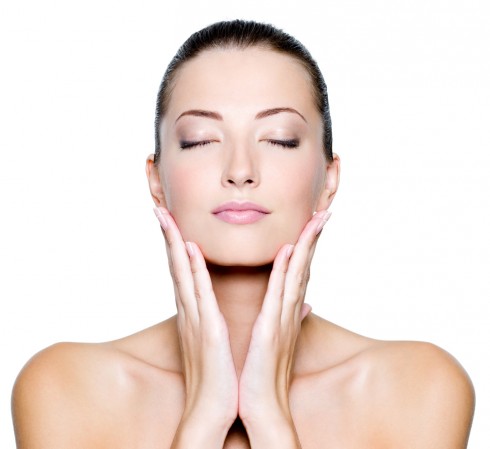 Bất cứ lúc nào, nếu thấy lớp trang điểm xuống màu, kém tươi bạn có thể dùng ngay nước xịt khoáng để lấy lại vẻ mềm mại, dịu dàng ngay tức khắc.