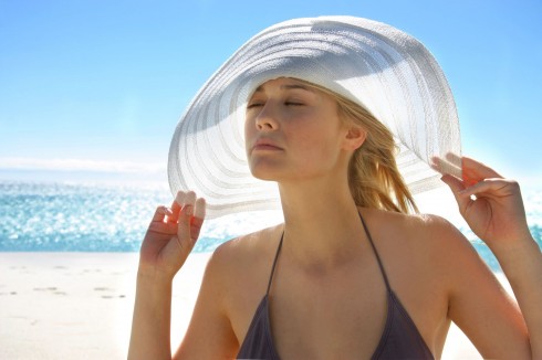 Ánh nắng cũng khiến làn da trở nên nhạy cảm và khô rát hơn. Xịt khoáng giúp làm dịu da ngay lập tức và gảim thiểu tác hại của ánh mặt trời