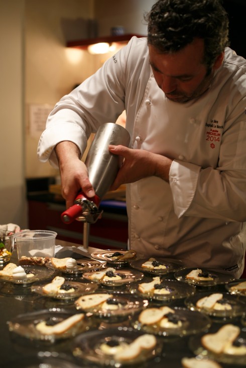 Đầu bếp hạng sao Michelin Raphael Le Mancq kết hợp với đầu bếp bản địa Bùi Tuyết Nhung sáng tạo thực đơn Ca Ngợi Mùa Thu.