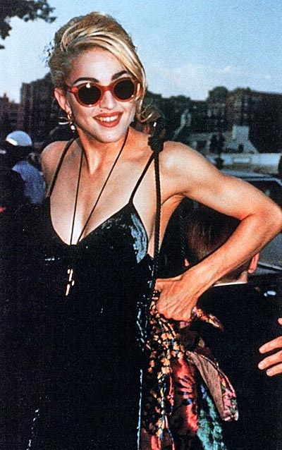 Madonna của thập niên 1990 với phong cách rock chic.