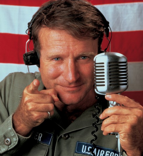 Robin Williams trong vai người dẫn chương trình Adrian Cronauer của Good Morning, Vietnam (1987)