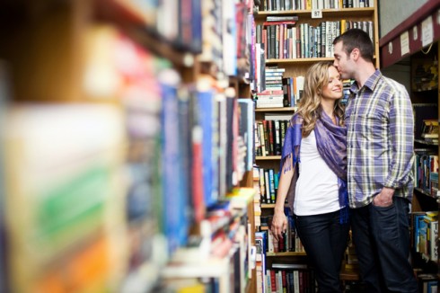 Hôn nhau trong tiệm sách