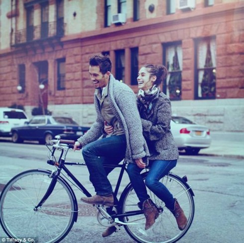 Đạp xe cùng nhau trên phố hoặc trên một khu du lịch
