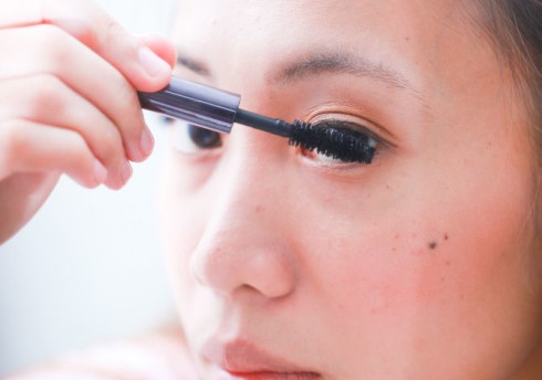 Lưu ý không nên rút cọ mascara ra vào quá nhiều lần sẽ khiến mascara nhanh khô hơn bình thường