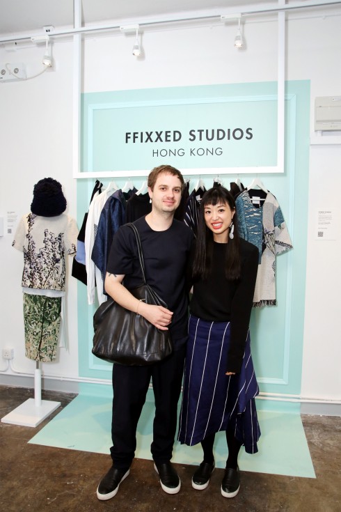 NTK Kain Picken và Fiona Lau của thương hiệu FFIXXED STUDIOS tại buổi triễn lãm của YES Awards tại Hong Kong NTK Kain Picken và Fiona Lau của thương hiệu FFIXXED STUDIOS tại buổi triễn lãm của YES Awards tại Hong Kong