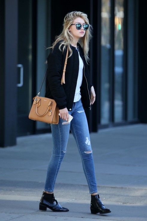 Gigi Hadid và New York style của cô ấy thường xuyên xuất hiện bóng dáng chiếc quần jeans.