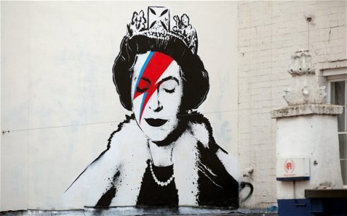 Banksy kha91c họa nữ hoàng anh trên một bức tường ở đường phố London