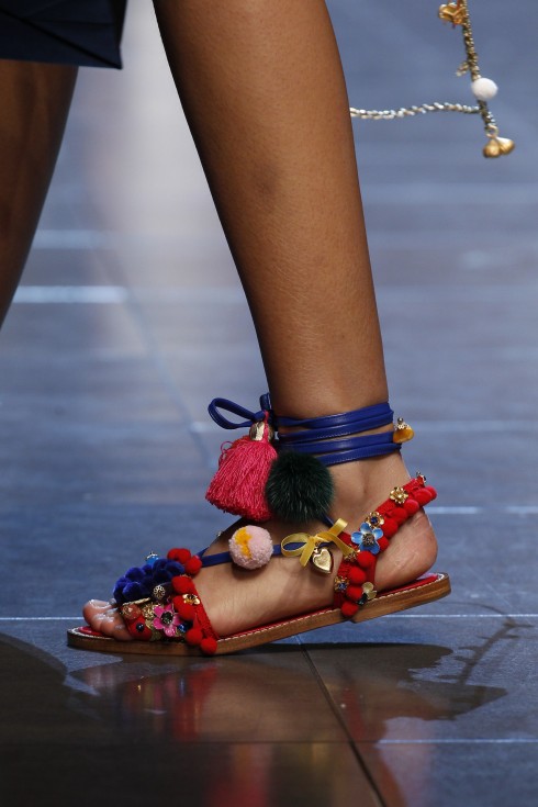 Sandals phảng phất tinh thần du mục của Dolce & Gabbana.