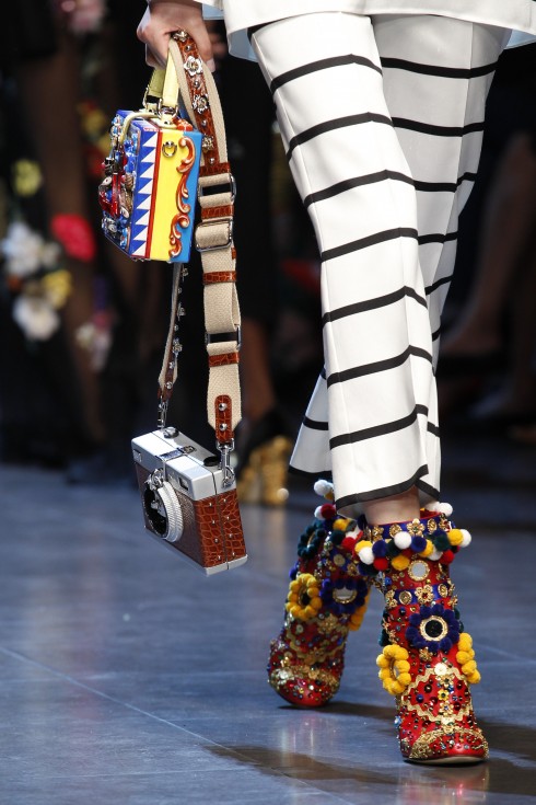 Phong cách "màu mè" đặc trưng duyên dáng của Dolce & Gabbana.