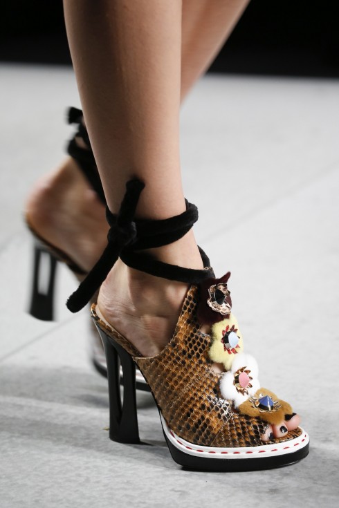 Giày cao gót statement với dây buộc quanh cổ chân xinh xắn của Fendi.