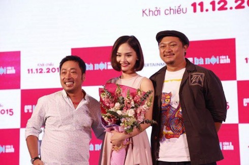 Đạo diễn Phan Gia Nhật Linh và nhà sản xuất Nguyễn Quang Dũng chụp ảnh cùng diễn viên chính Miu Lê