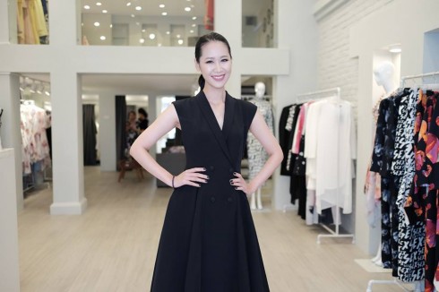 Dương Thùy Linh khoe phong cách cổ điển với váy dáng vest gam đen.