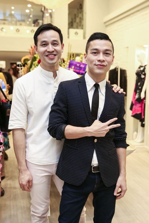 Nhà thiết kế Adrian Anh Tuấn (vest đen) cùng bạn trai