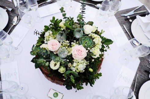 Hoa sứ, đèn dầu, gỗ, lá… được khéo léo kết hợp tạo thành vườn hoa thu nhỏ xinh xắn trên bàn tiệc.