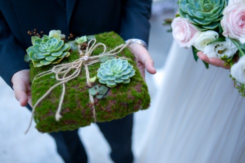Gối nhẫn độc đáo được làm từ thảm rêu và hoa đá, tượng trưng cho sự trường tồn của tình yêu đôi lứa.