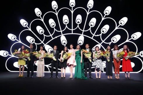 Những đơn vị bảo trợ cho Lynk Fashion Show 2015 trên sân khấu nhận bó hoa của Lý Nhã Kỳ