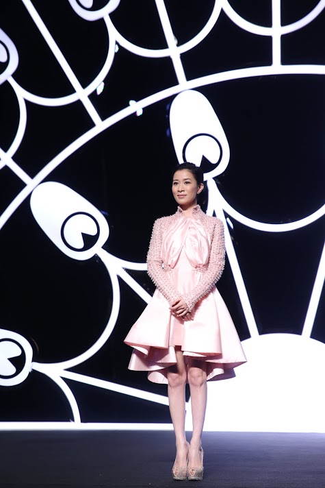 Xa Thi Mạn duyên dáng trên sân khấu với chiếc đầm màu hồng của NTK đêm diễn