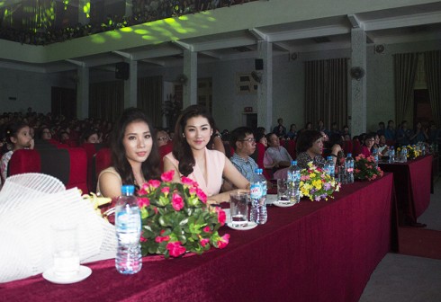 Á Hậu Tú Anh với cương vị ban giám khảo Sinh Viên Thanh Lịch 2015 của trường ĐH Thương Mại.