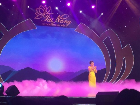 Phần trình diễn của thí sinh Hoàng Phương đến từ Hiệp hội Nữ doanh nhân Hà Nội được Giám khảo Nhạc sĩ Huy Tuấn đánh giá là phần thi đầy cảm xúc, ấn tượng nhất trong đêm diễn. 