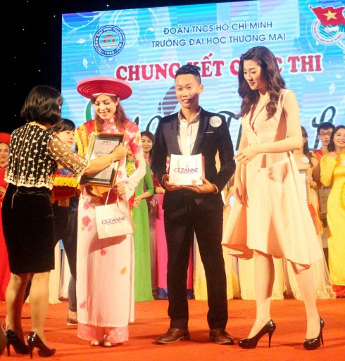 Á hậu Tú Anh đại diện BTC trao giải nhất cuộc thi. 