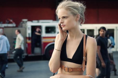 Hanne Gaby Odiele là một trong những nàng mẫu có street style được săn đóng nồng nhiệt. Cô nàng cũng lăng xê nhiệt tình xu hướng này và nó thật sự trông rất tuyệt với tính cách nổi loạn của cô.