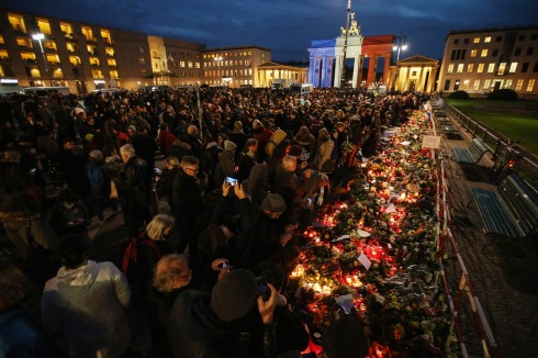 Hàng ngàn người Đức đã đến tòa Lãnh sự quán Pháp tại Berlin để thắp nến và tặng hoa tưởng niệm sự kiện đau buồn này